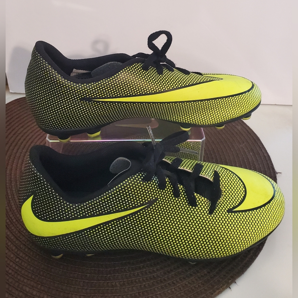Nike Kids Shoes in Black and Yellow - Picture 4 of 7